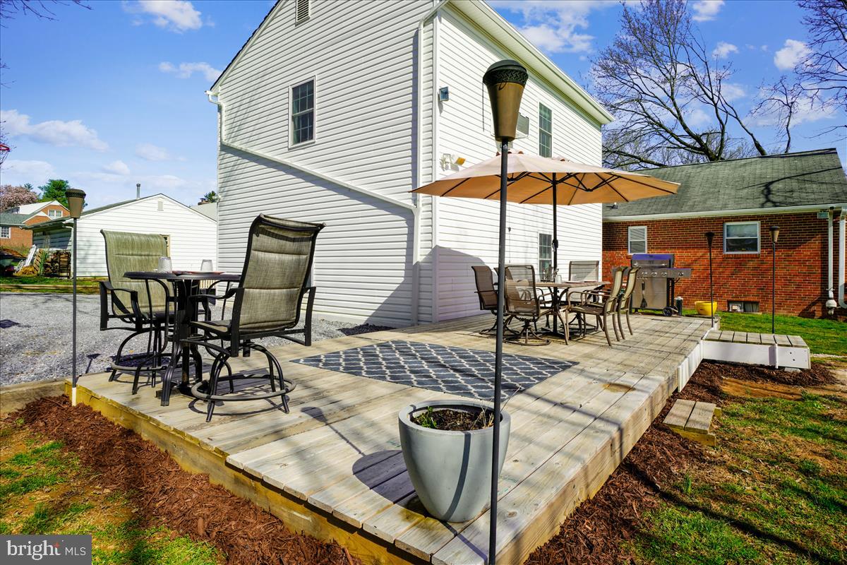 28700 Ridge Road Mount Airy, MD 21771 - Photo 33 of 44 Rear deck