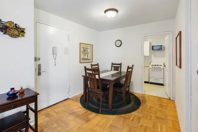 $525,000 | 201 East 21st Street, Unit 5M | Gramercy