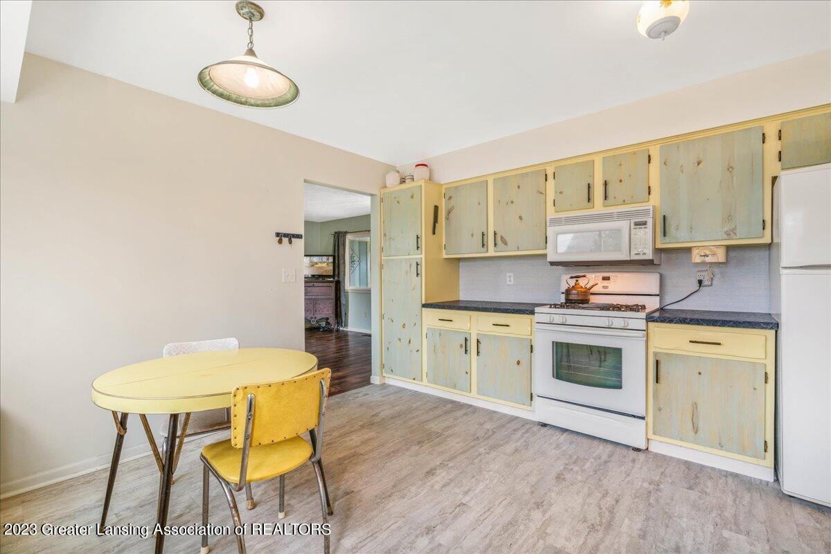 2921 Clinton Road Lansing, MI 48906 - Photo 17 of 50 28-Media Jett-28