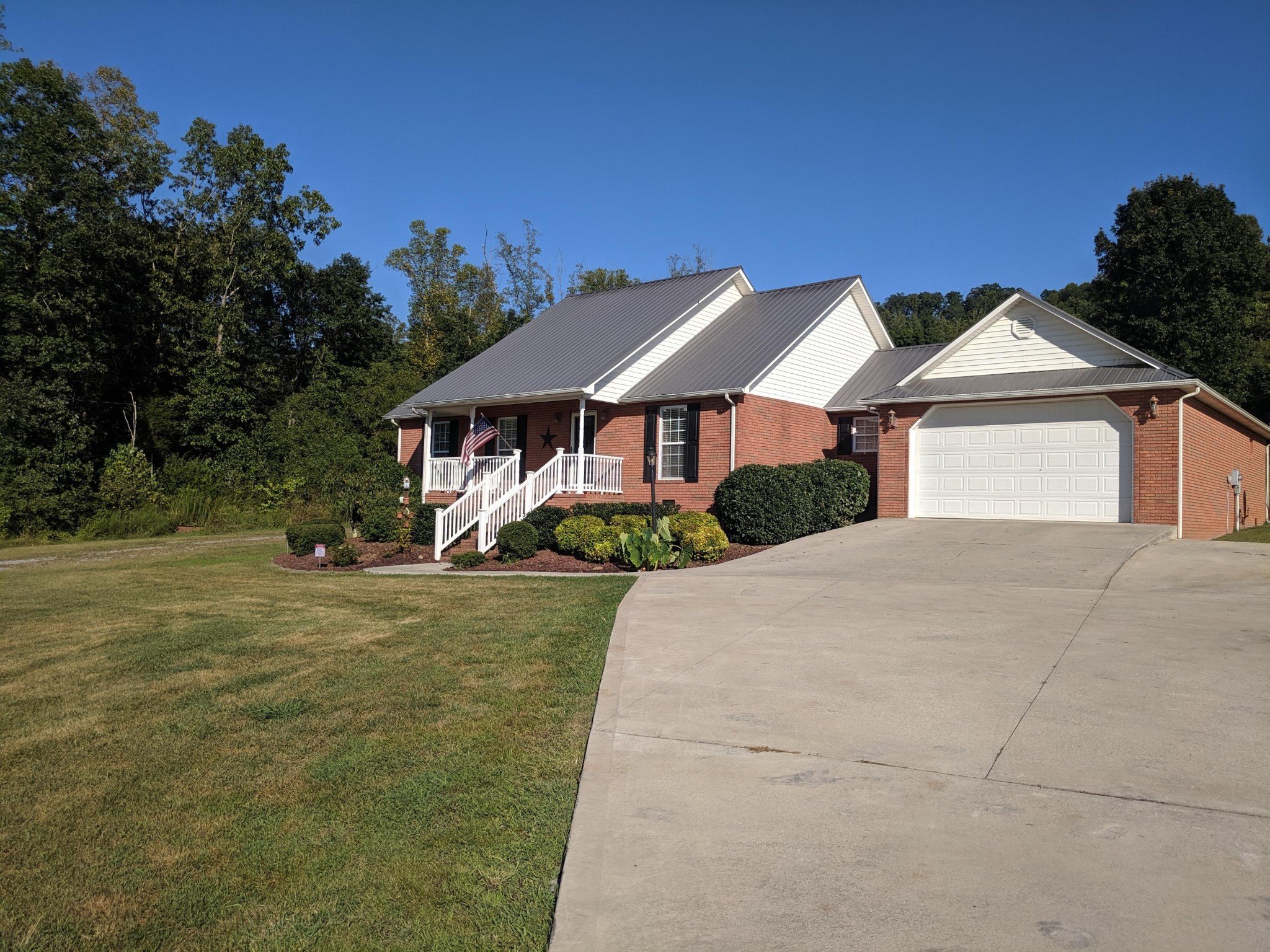 3691 Stockton Valley Road Loudon, TN 37774 - Photo 2 of 38 a front view of a house with garden