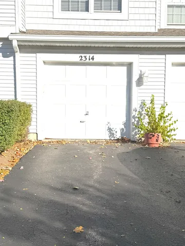 $2,100 | 2314 Woodside Drive, Unit 34C2, Carpentersville, IL 60110
