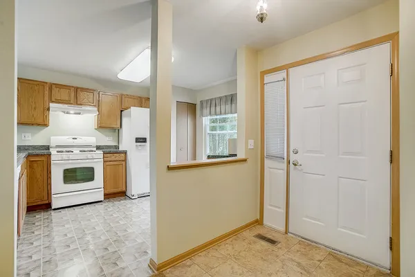 $2,100 | 2314 Woodside Drive, Unit 34C2, Carpentersville, IL 60110