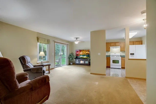 $2,100 | 2314 Woodside Drive, Unit 34C2, Carpentersville, IL 60110