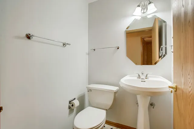 $2,100 | 2314 Woodside Drive, Unit 34C2, Carpentersville, IL 60110