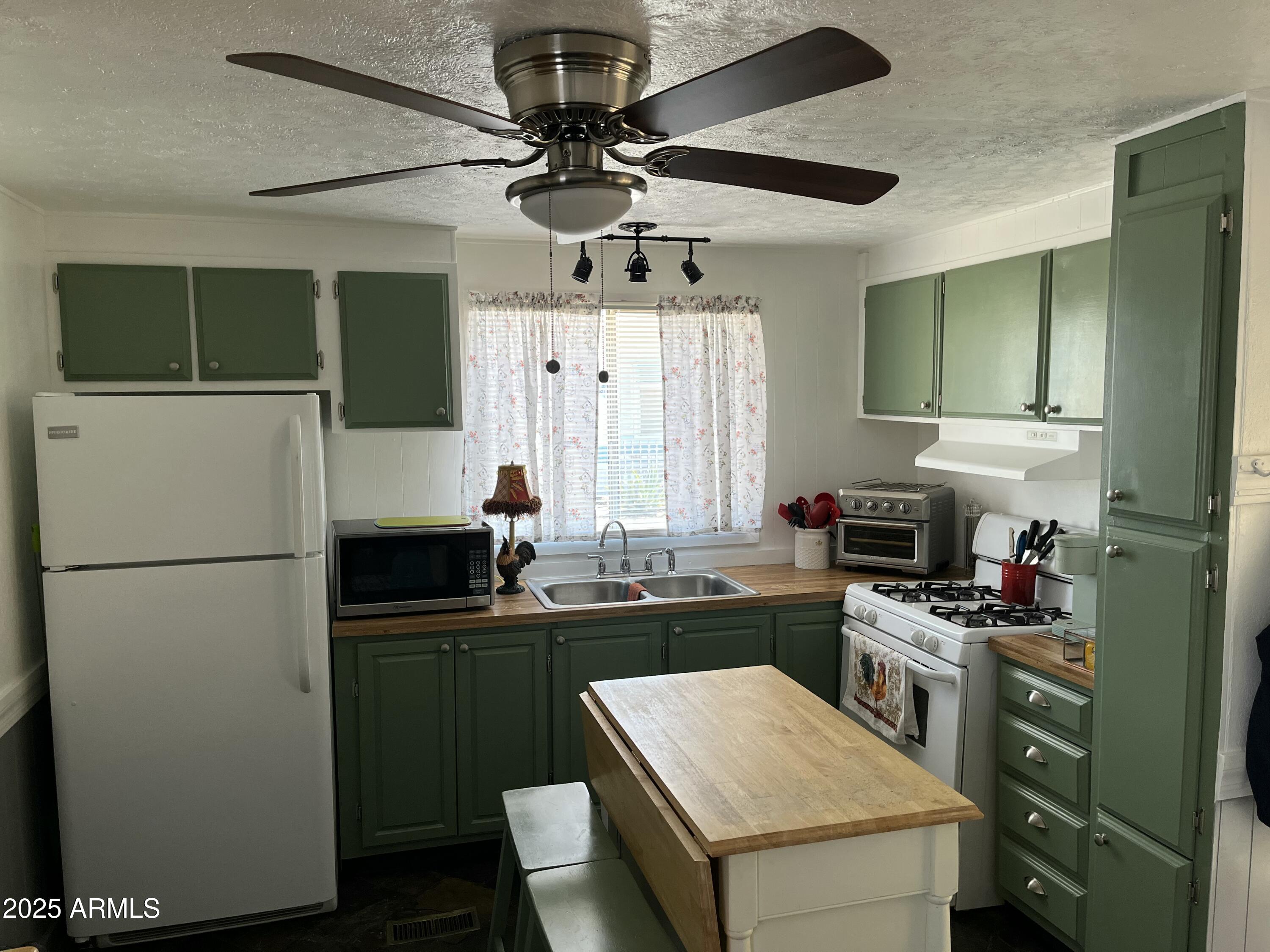 2524 East Contention Mine Road, Unit 20 Phoenix, AZ 85032 - Photo 5 of 15 IMG_1191