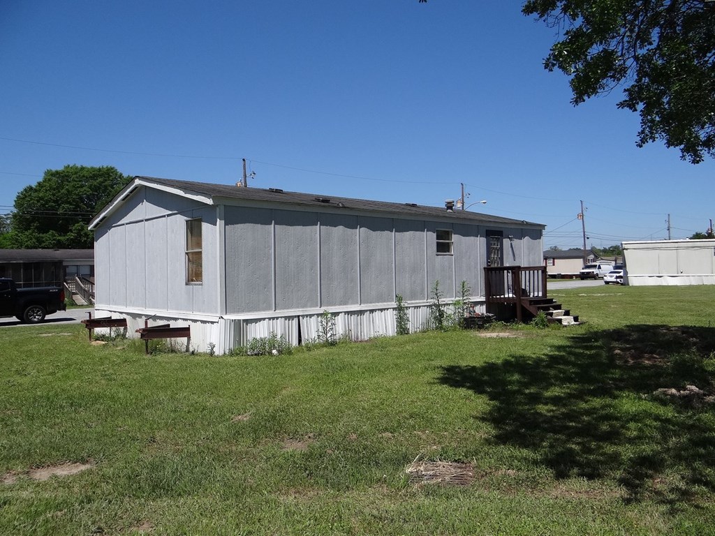 3400 St Marys Road, Unit 450 Columbus, GA 31906 - Photo 2 of 3 a front view of house with yard