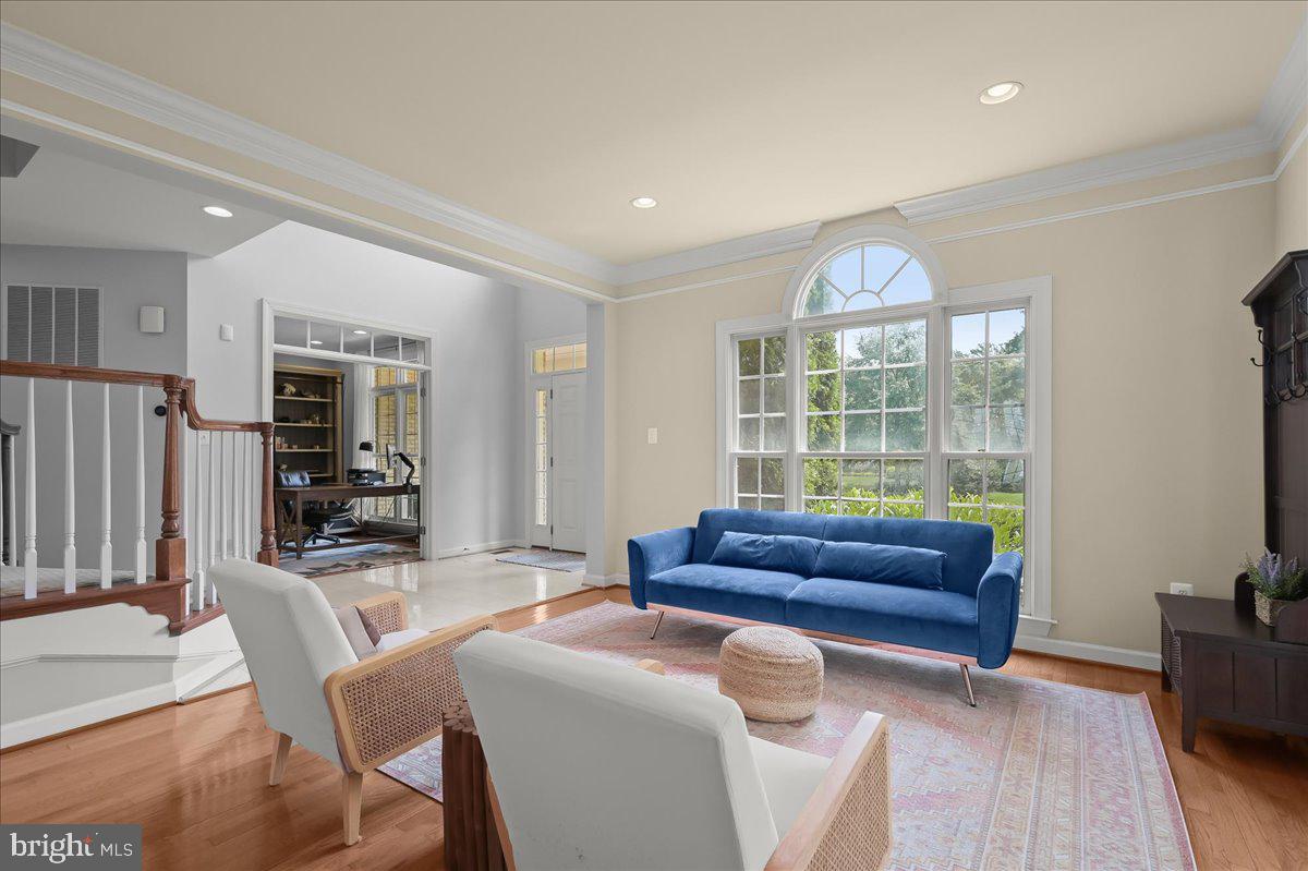 702 Childs Point Road Annapolis, MD 21401 - Photo 31 of 117 Living Room