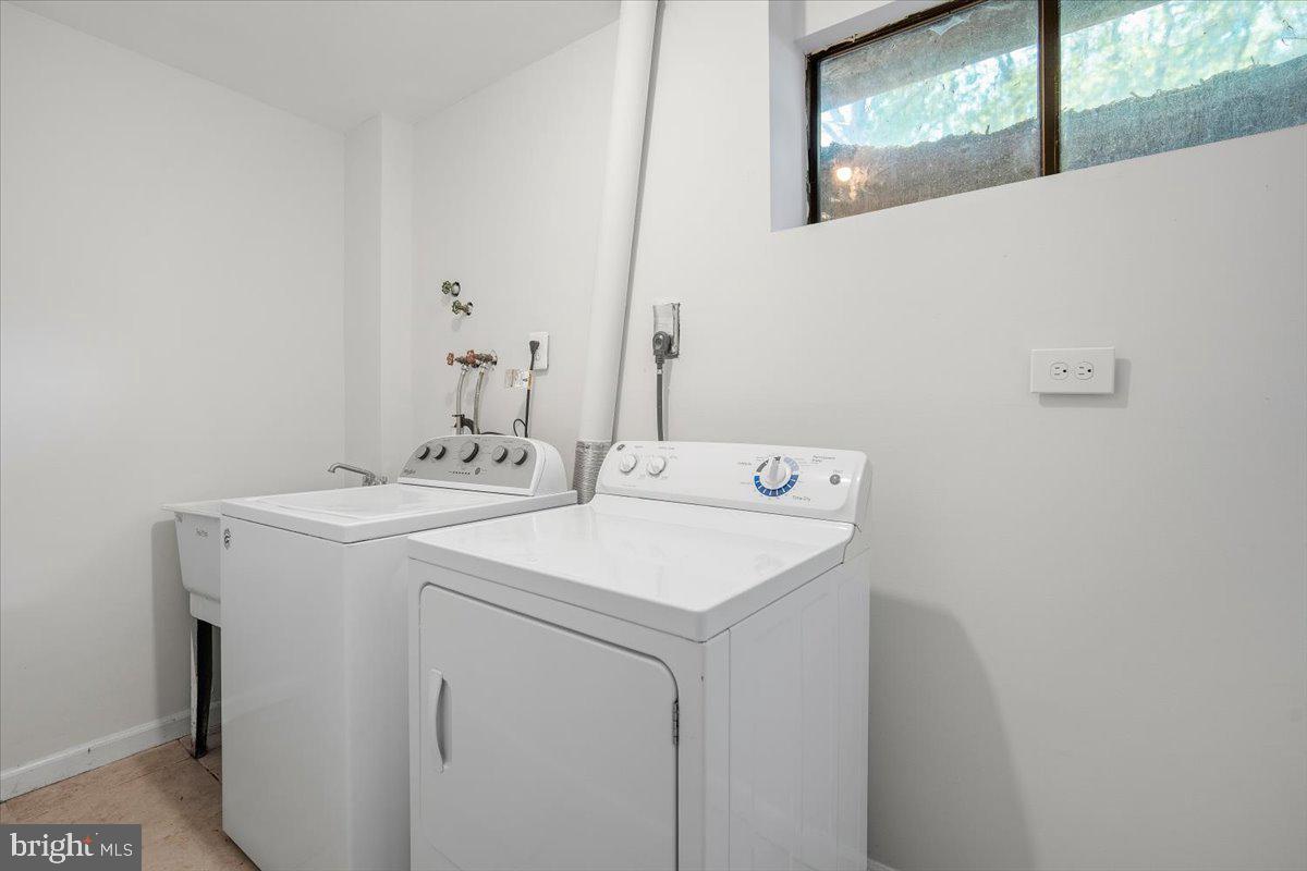3912 Gelding Lane Olney, MD 20832 - Photo 28 of 62 a utility room with dryer and washer