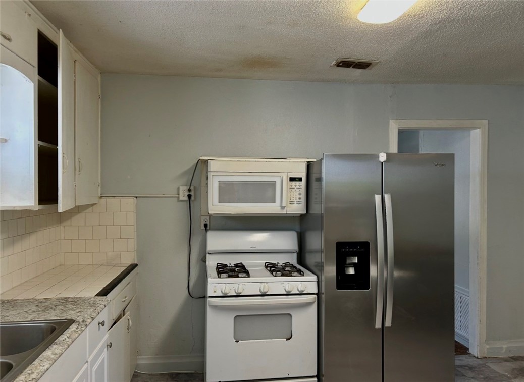 2513 Terrace Street Corpus Christi, TX 78404 - Photo 7 of 24 a kitchen with a stove microwave and refrigerator
