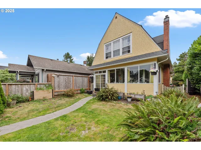 $430,000 | 1475 Sherman Avenue, North Bend, OR 97459