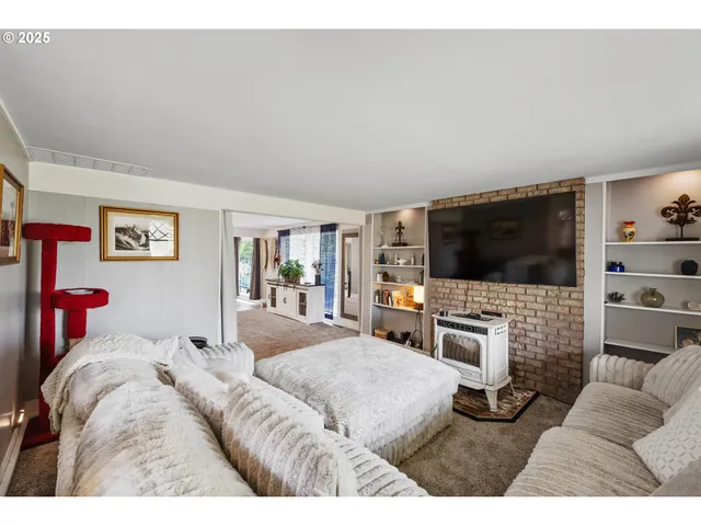 $430,000 | 1475 Sherman Avenue, North Bend, OR 97459