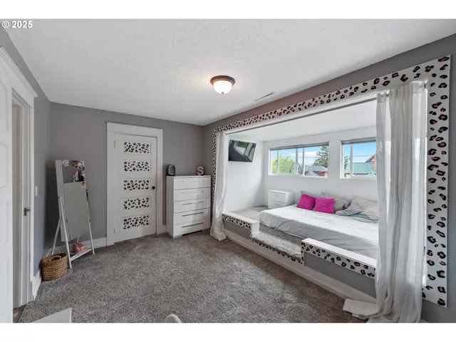 $430,000 | 1475 Sherman Avenue, North Bend, OR 97459