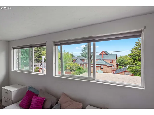 $430,000 | 1475 Sherman Avenue, North Bend, OR 97459