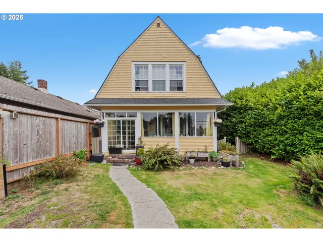 $430,000 | 1475 Sherman Avenue, North Bend, OR 97459