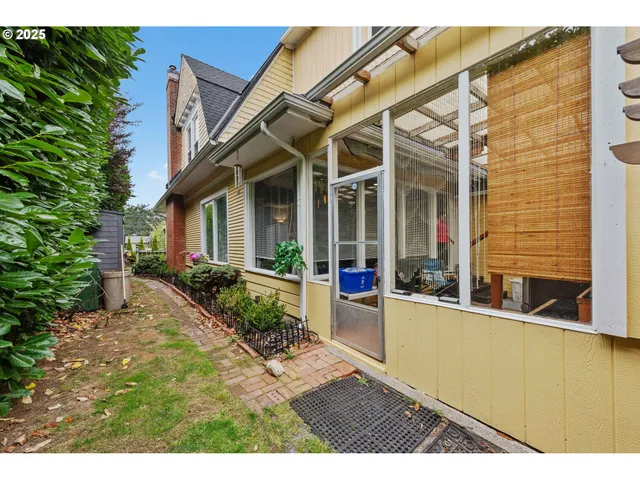 $430,000 | 1475 Sherman Avenue, North Bend, OR 97459