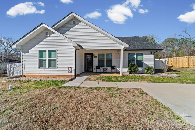 a view of a house with backyard and porch
