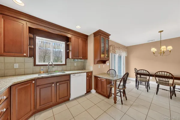 $599,900 | 194 Vineyard Avenue, Highland, NY 12528