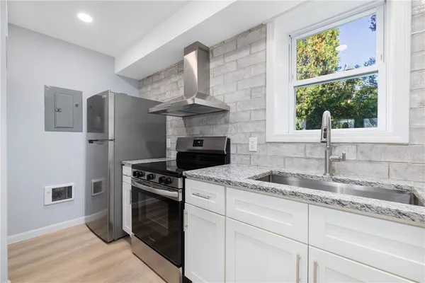 $2,300 | 152 Tuckerman Avenue, Unit 10, Middletown, RI 02842