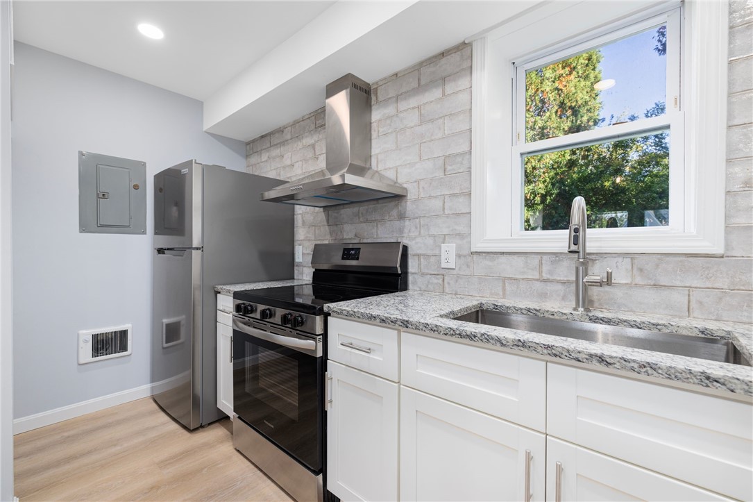 152 Tuckerman Avenue, Unit 10 Middletown, RI 02842 - Photo 5 of 21 Kitchen