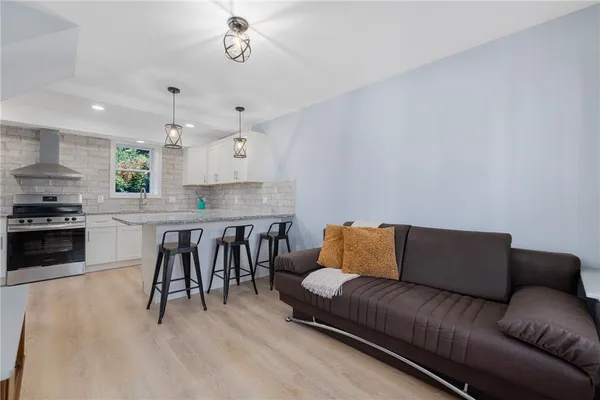 $2,300 | 152 Tuckerman Avenue, Unit 10, Middletown, RI 02842