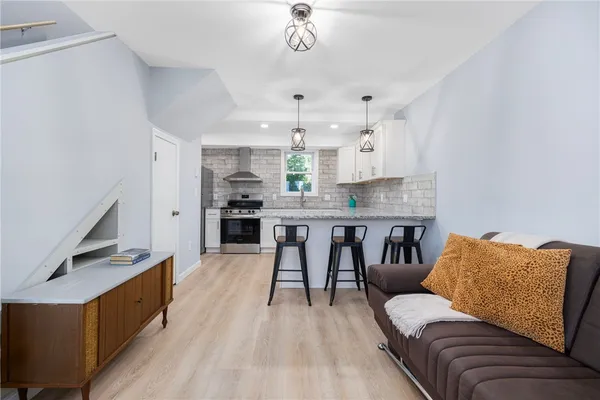 $2,300 | 152 Tuckerman Avenue, Unit 10, Middletown, RI 02842