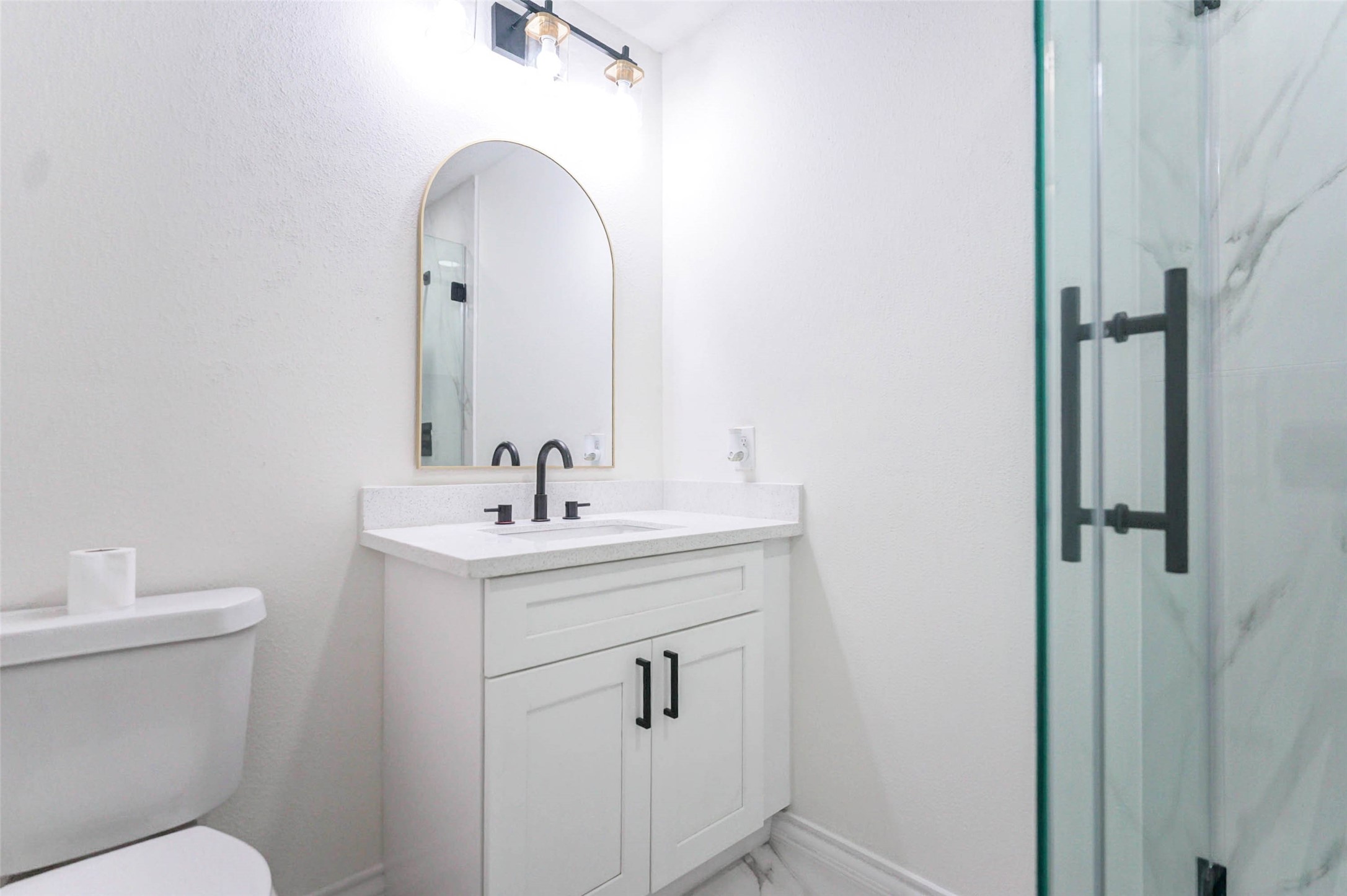 11618 Lakeside Pl Drive Houston, TX 77077 - Photo 17 of 25 a bathroom with a sink a toilet and a mirror