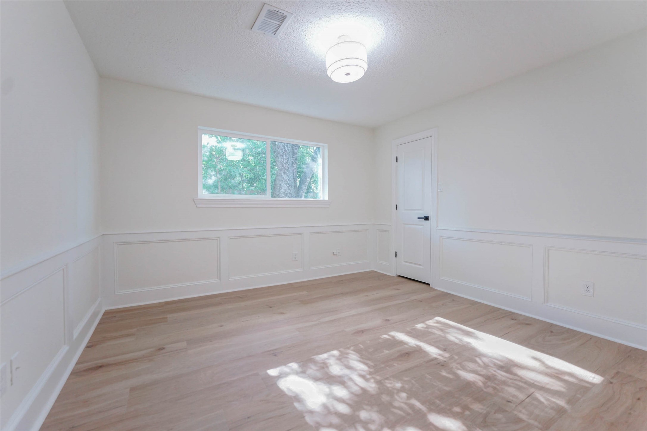 11618 Lakeside Pl Drive Houston, TX 77077 - Photo 18 of 25 an empty room with a window