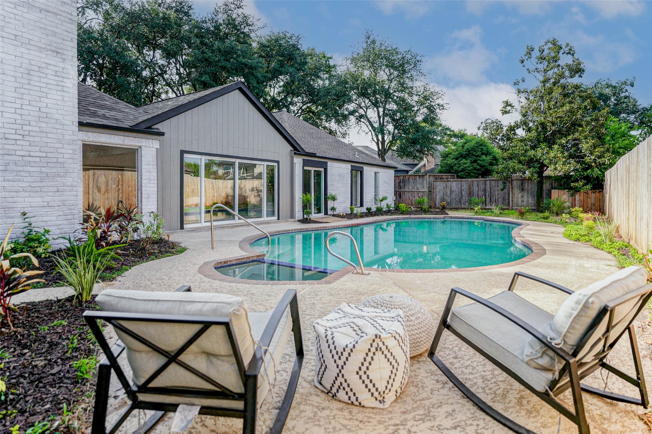 11618 Lakeside Pl Drive Houston, TX 77077 - Photo 23 of 25 a view of a house with backyard and sitting area