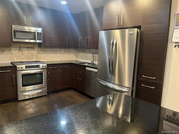 $2,350,000 | 260 Central, Unit 135, Lawrence, NY 11559