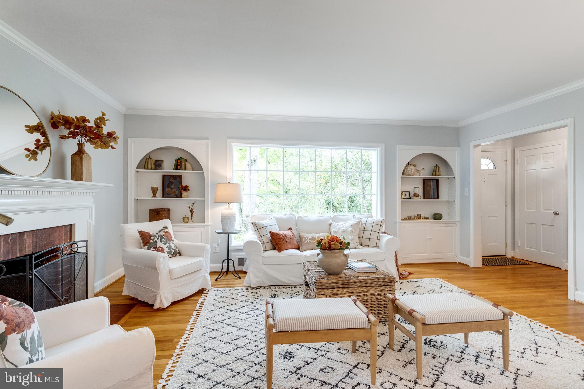 7107 Fort Hunt Road Alexandria, VA 22307 - Photo 15 of 62 Living room w/ built-ins