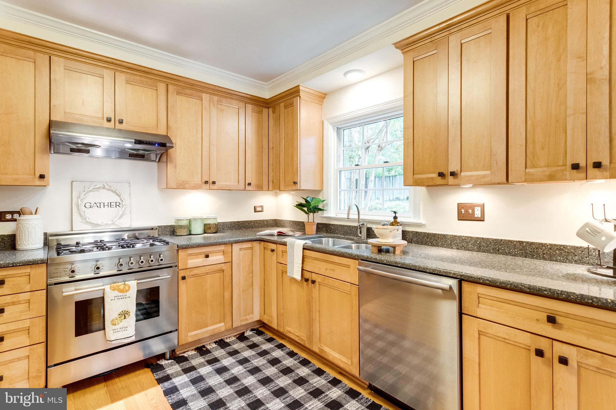 7107 Fort Hunt Road Alexandria, VA 22307 - Photo 21 of 62 Kitchen w/ stainless steel appliances