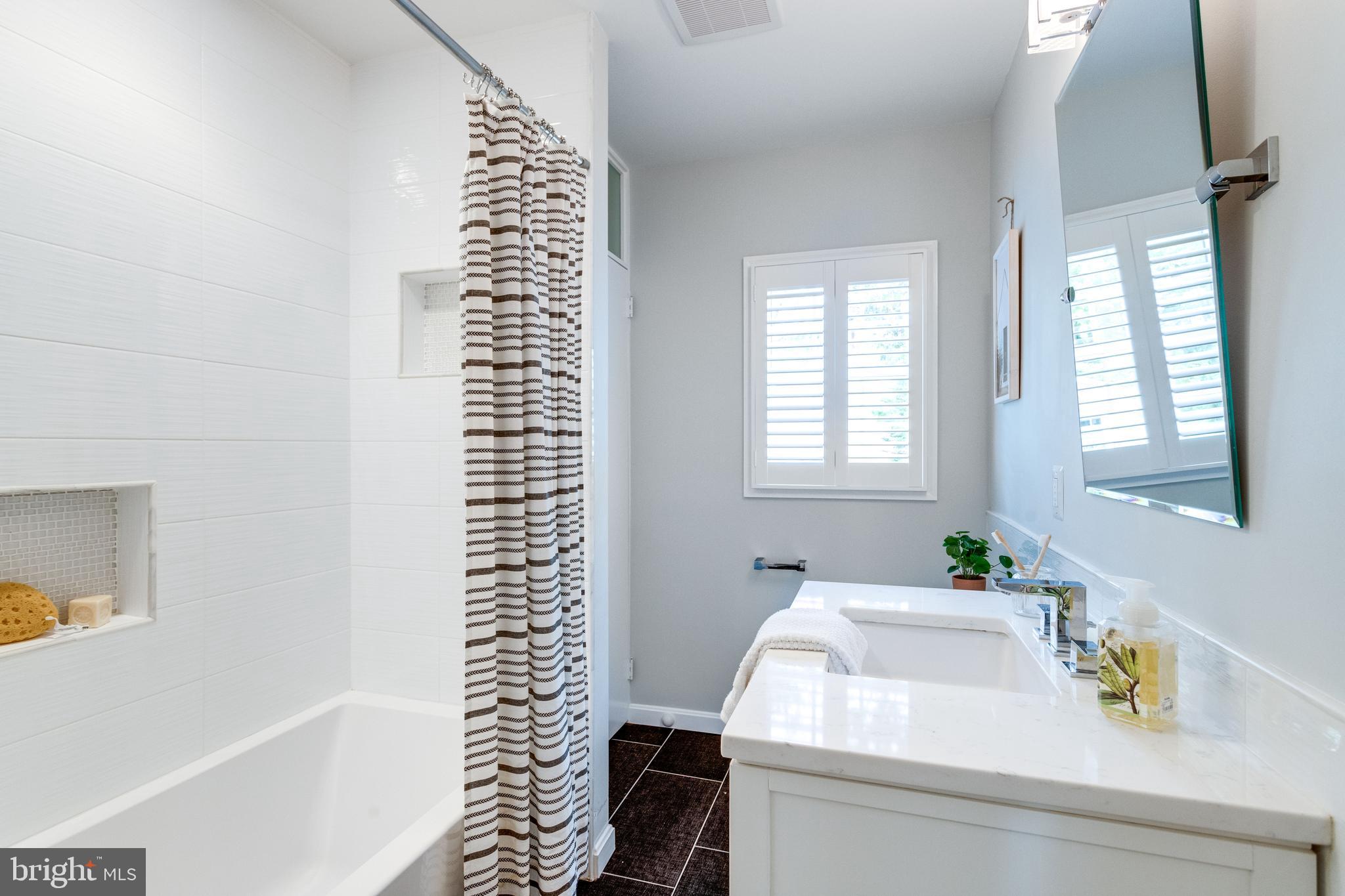 7107 Fort Hunt Road Alexandria, VA 22307 - Photo 28 of 62 Full bath on upper level #1