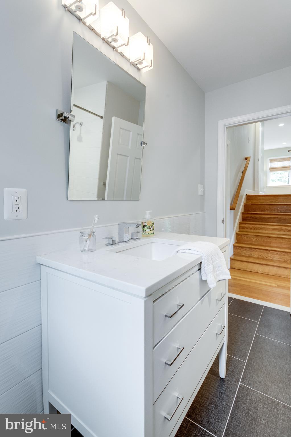 7107 Fort Hunt Road Alexandria, VA 22307 - Photo 31 of 62 Full bath on upper level #1