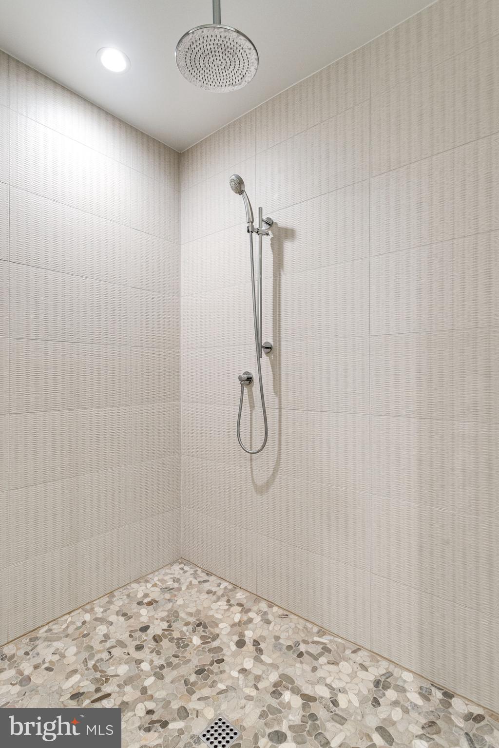 7107 Fort Hunt Road Alexandria, VA 22307 - Photo 47 of 62 Master shower