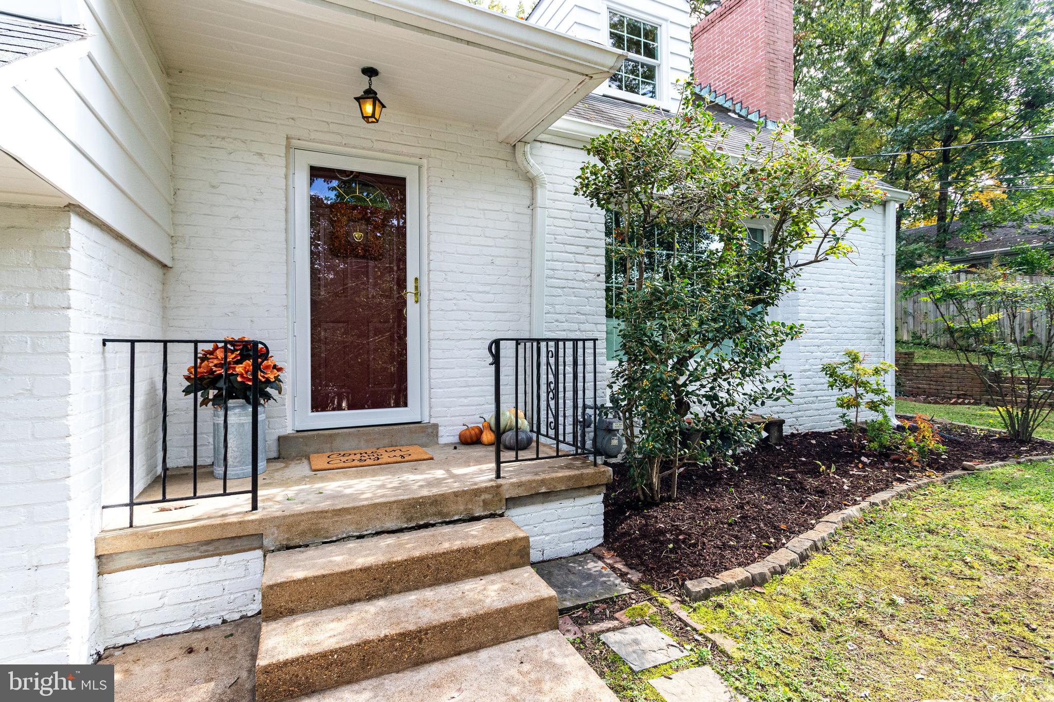 7107 Fort Hunt Road Alexandria, VA 22307 - Photo 8 of 62 Front entrance