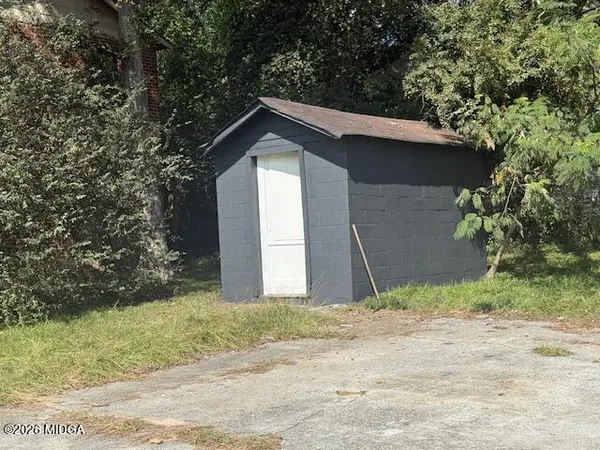 a front view of house with yard