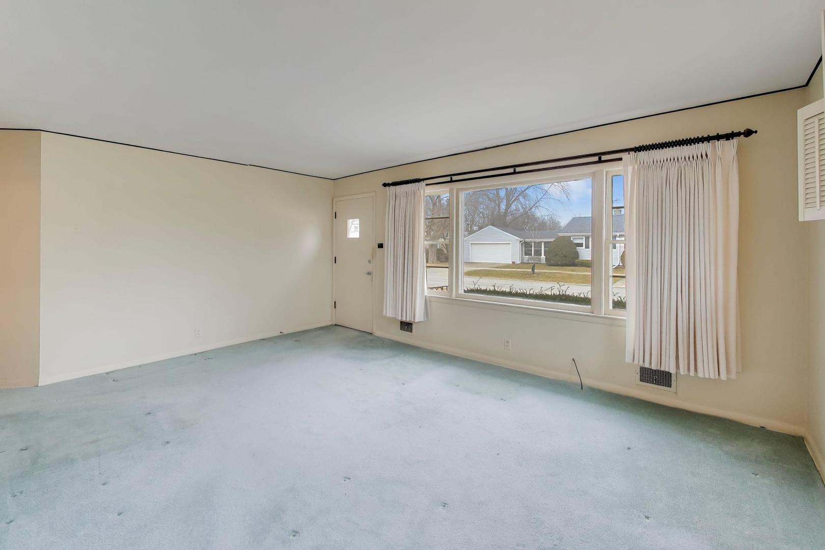 320 North Prospect Manor Avenue Mount Prospect, IL 60056 - Photo 5 of 36