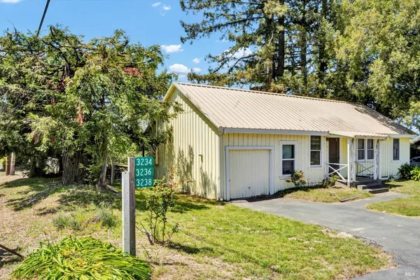 a view of a house with backyard