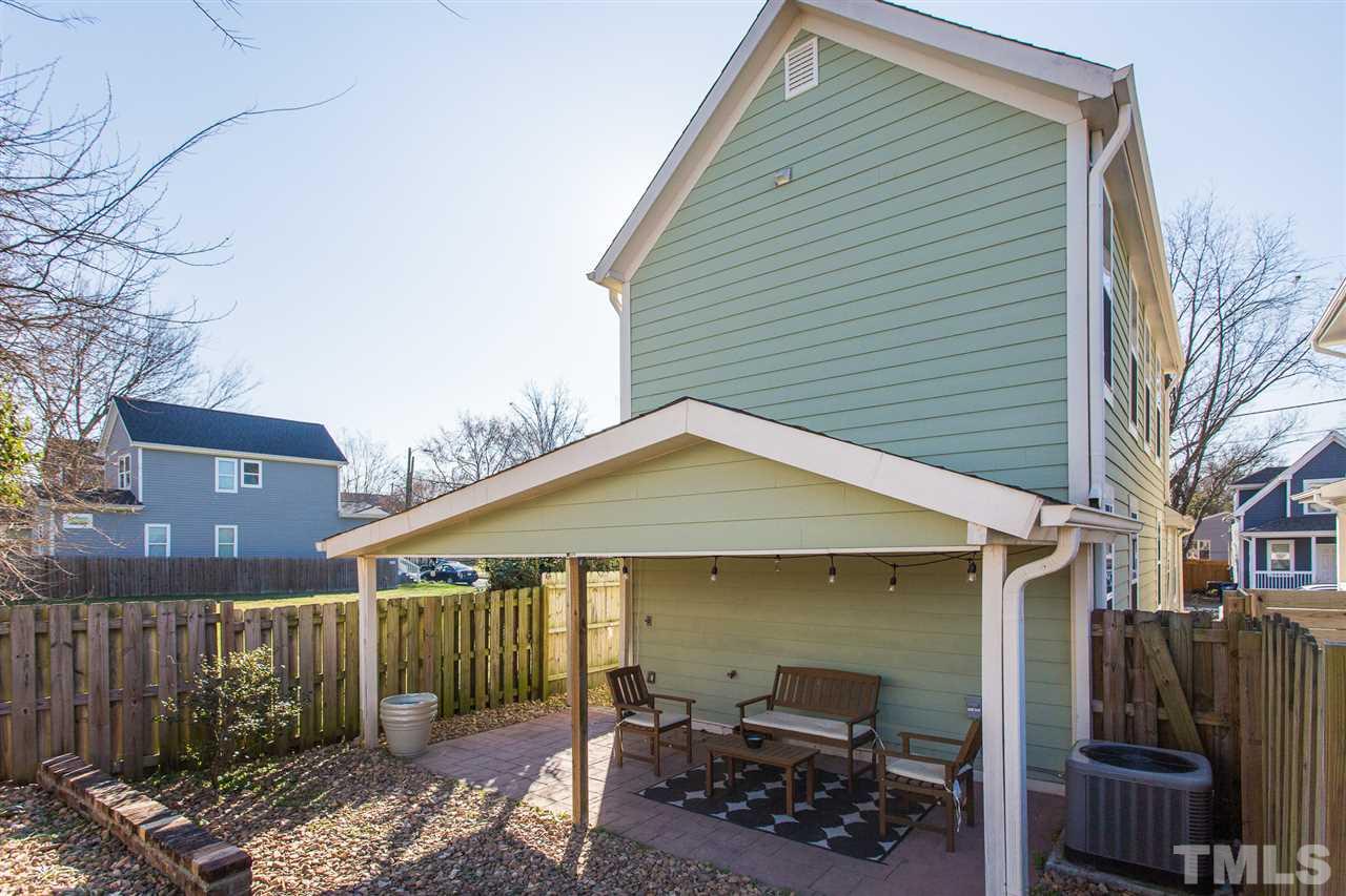 575 East Cabarrus Street Raleigh, NC 27601 - Photo 19 of 20 a backyard of a house with table and chairs