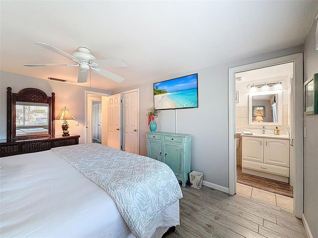 6521 Leeside Isle Hudson, FL 34667 - Photo 26 of 59 a bedroom with a bed and a mirror