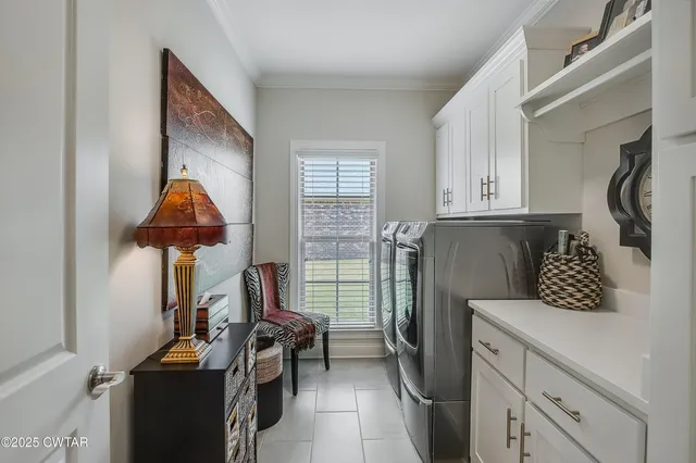 a view of entryway with furniture