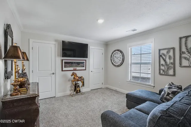 a view of a house with backyard and garden