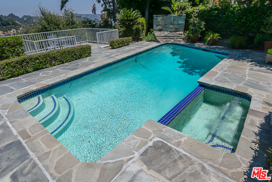 2866 Angelo Drive Los Angeles, CA 90077 - Photo 31 of 31 a view of a backyard with plants and outdoor seating