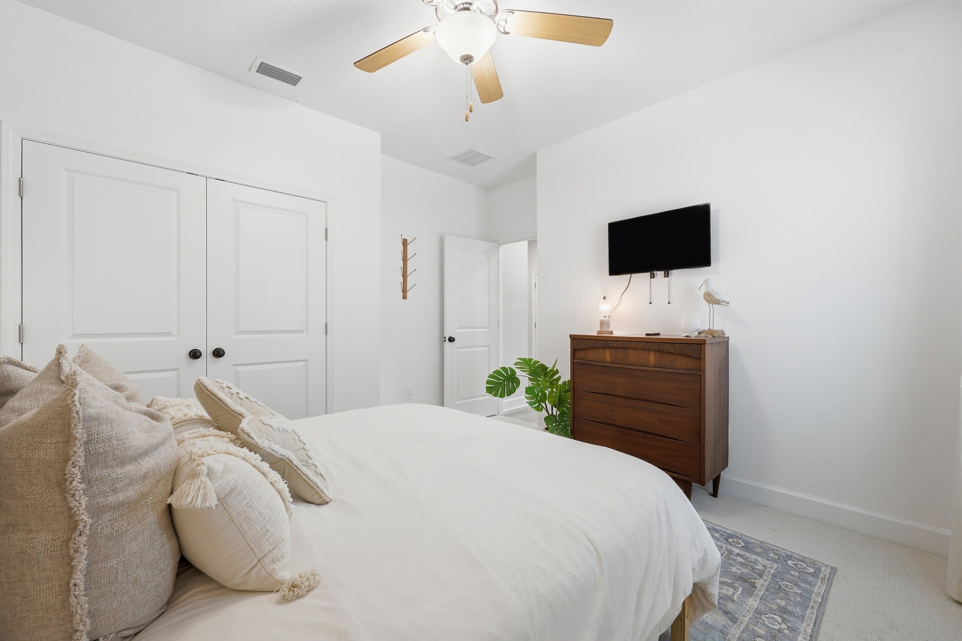 95026 Rocky Place Fernandina Beach, FL 32034 - Photo 43 of 53 a bedroom with a bed and a flat screen tv