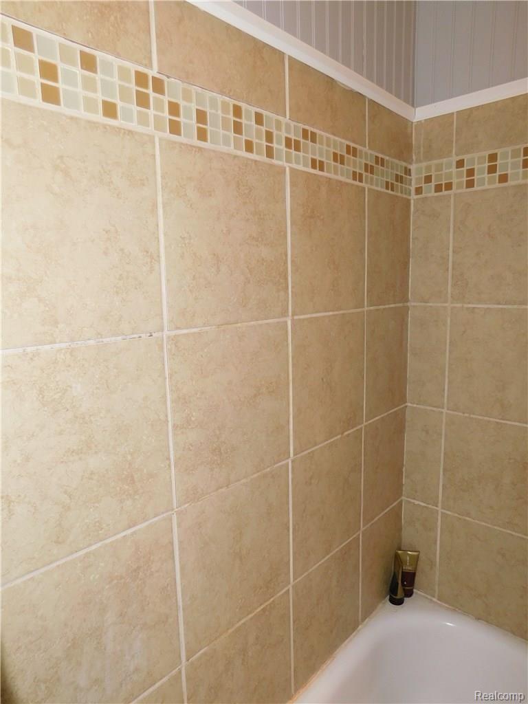 25450 Reeck Road Trenton, MI 48183 - Photo 19 of 39 CERAMIC SHOWER