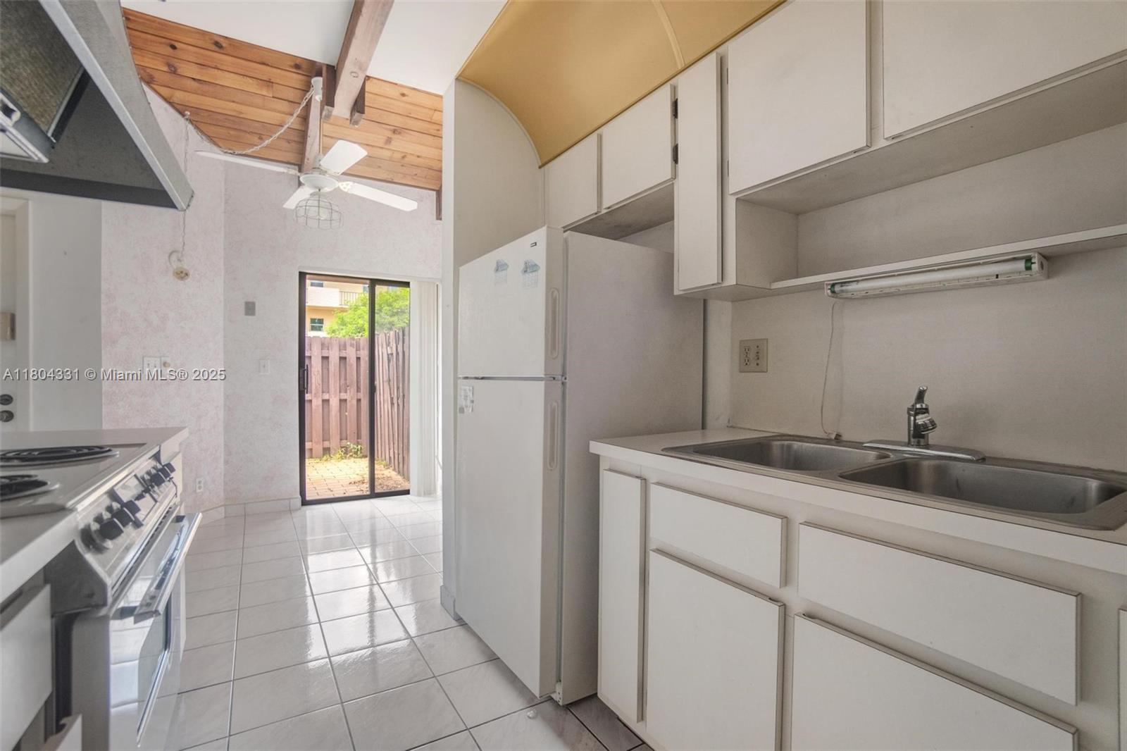 306 Cambridge Road, Unit 236 Hollywood, FL 33024 - Photo 11 of 40 Gallery Image 11