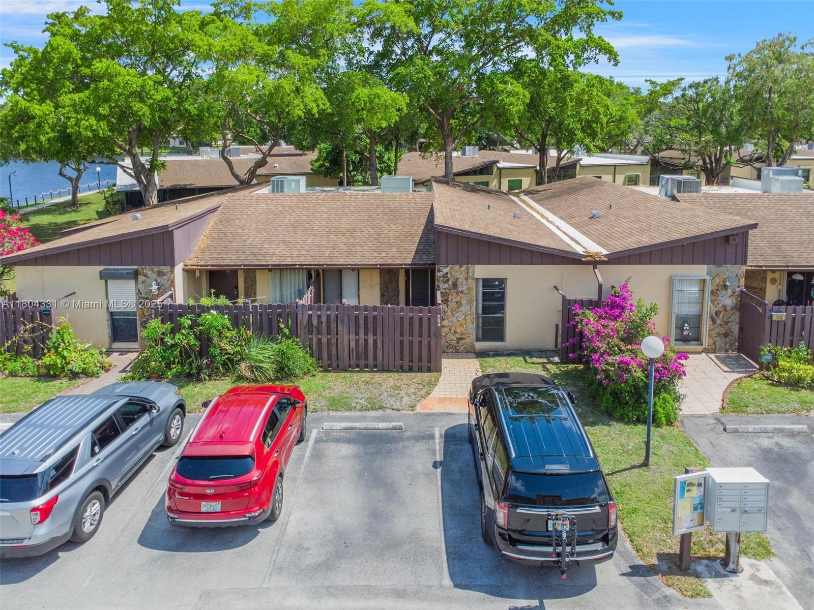 306 Cambridge Road, Unit 236 Hollywood, FL 33024 - Photo 3 of 40 Gallery Image 3