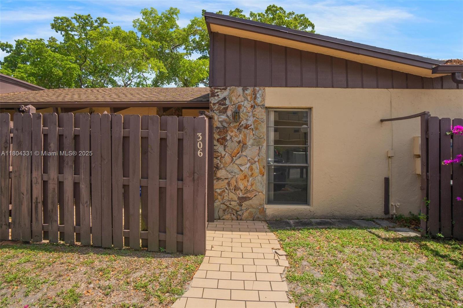 306 Cambridge Road, Unit 236 Hollywood, FL 33024 - Photo 4 of 40 Gallery Image 4
