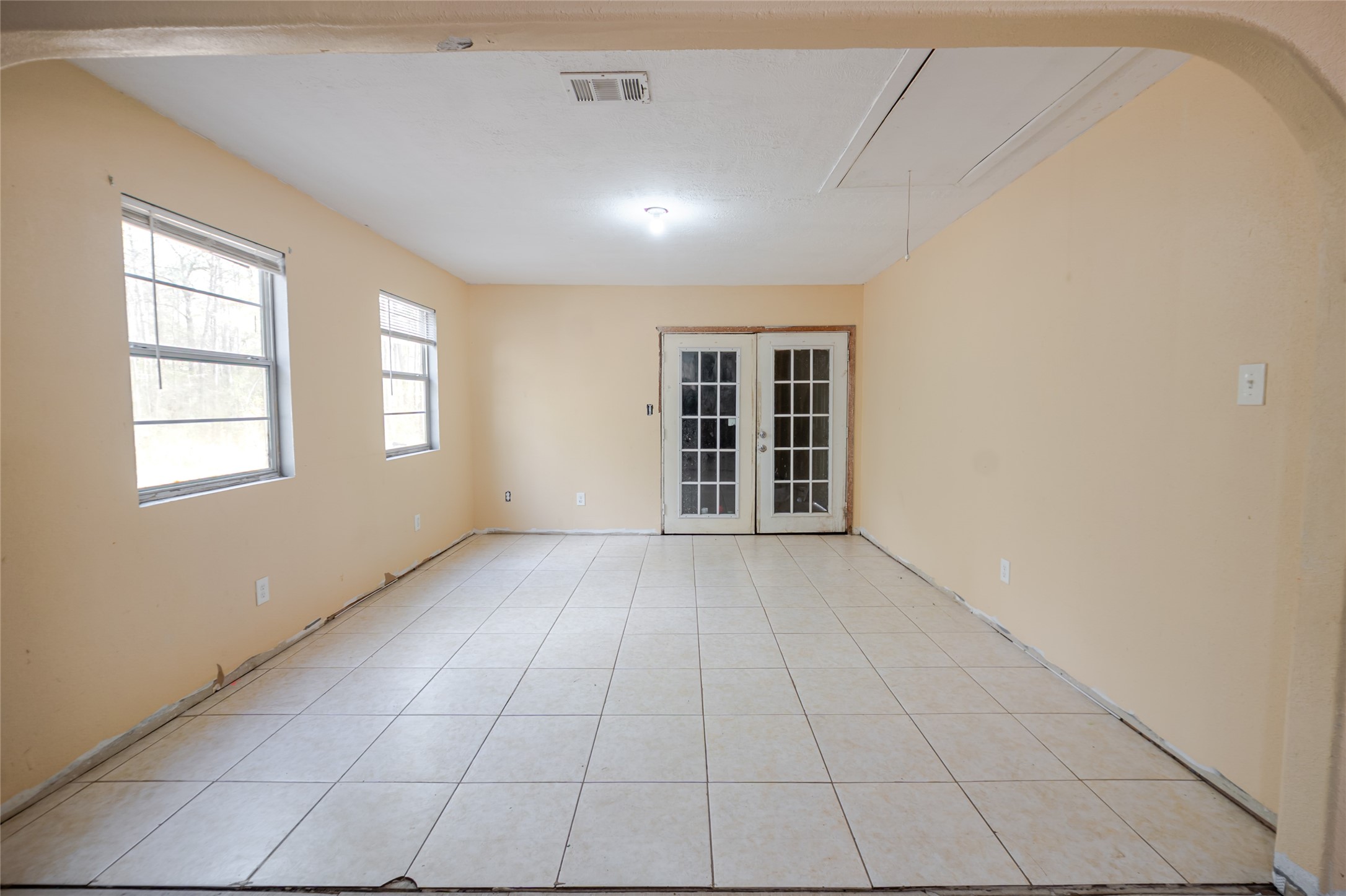 800 Butler Drive Cleveland, TX 77328 - Photo 7 of 11 an empty room with windows
