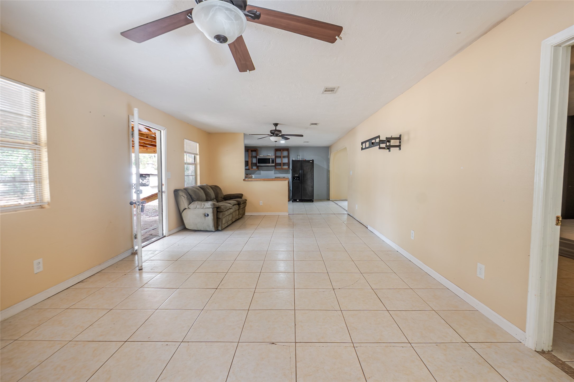 800 Butler Drive Cleveland, TX 77328 - Photo 8 of 11 a view of a livingroom with furniture cabinets and window